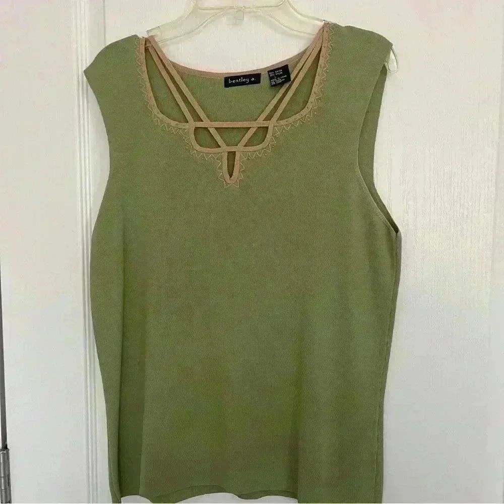 Tank top with tan design neckline - Picture 1 of 6